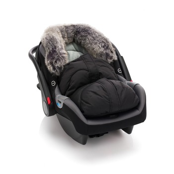 Voetenzak in een baby autostoeltje. Een voetenzak geïnstalleerd in een baby-autostoeltje. De voetenzak is op maat gemaakt voor het zitje, houdt de baby warm tijdens autoritten en heeft openingen voor de veiligheidsriemen.